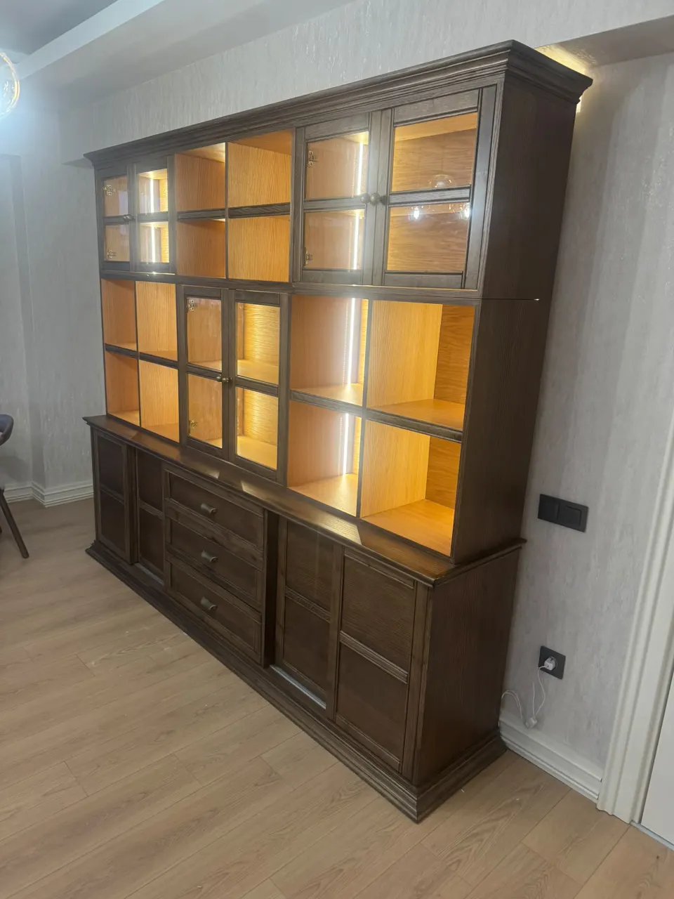 Ahşap Kitaplık – Işıklı Vitrin